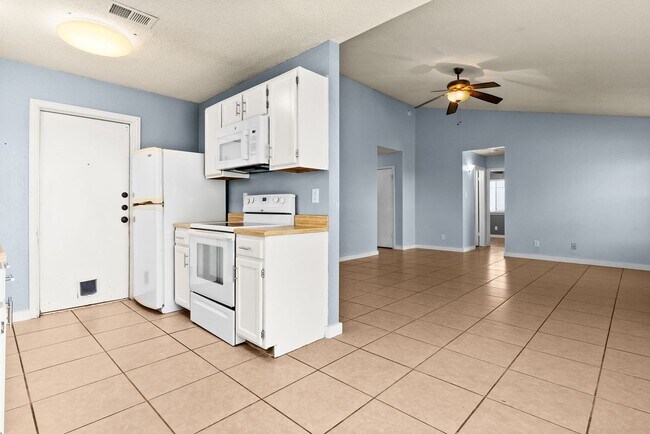 Building Photo - 2601 Hemlock Drive