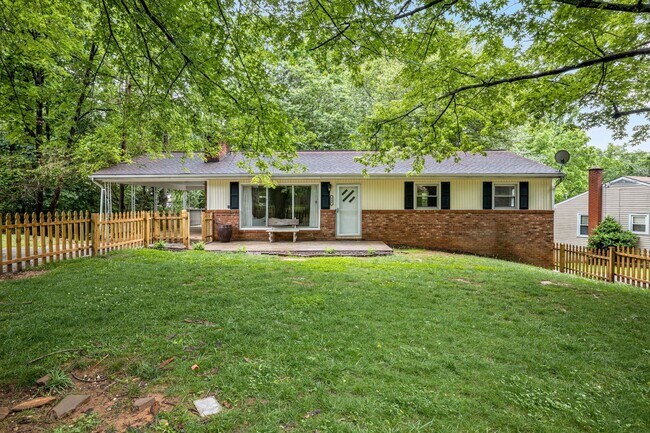Building Photo - Royal Pines Gem with Private Fenced Yard