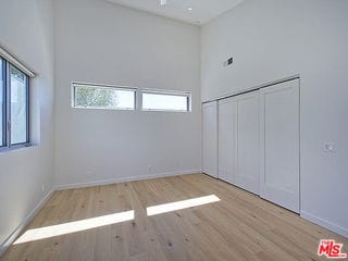 Building Photo - 806 6th Ave