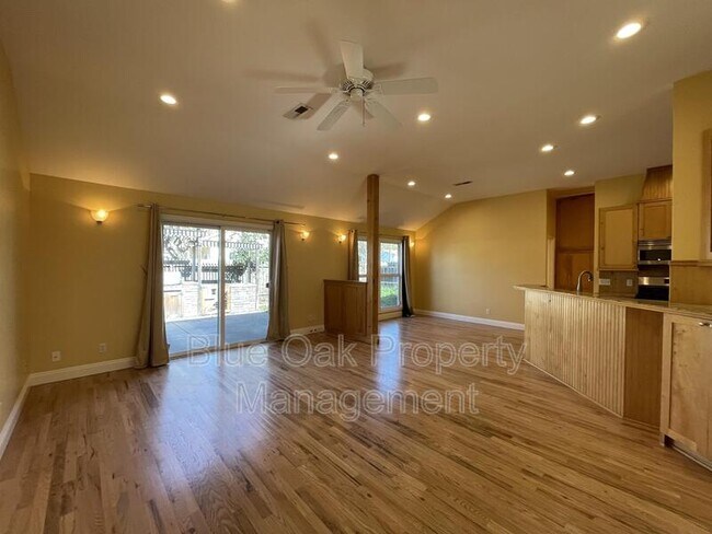 Foto del edificio - 560 E 1st Ave