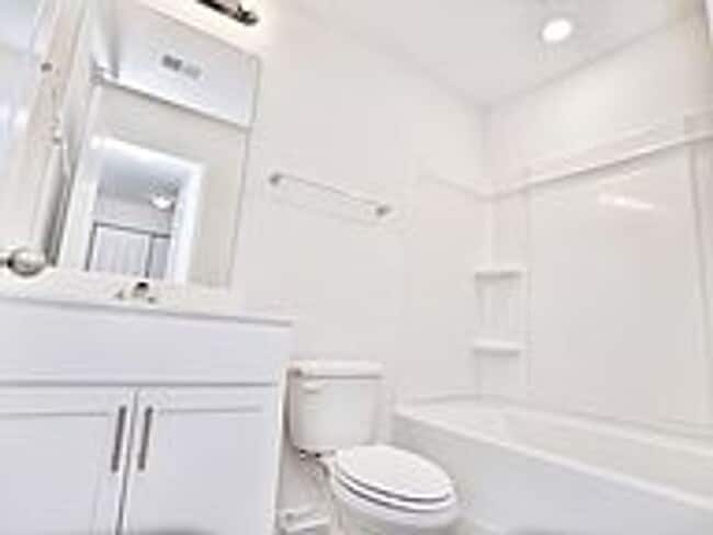 Building Photo - Cozy 3 Bed, 2 Bath Townhome