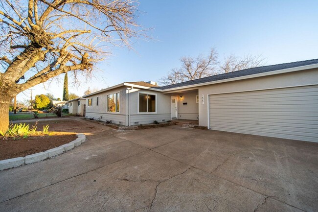 Building Photo - Stunningly Remodeled 3-Bed, 2-Bath Home wi...