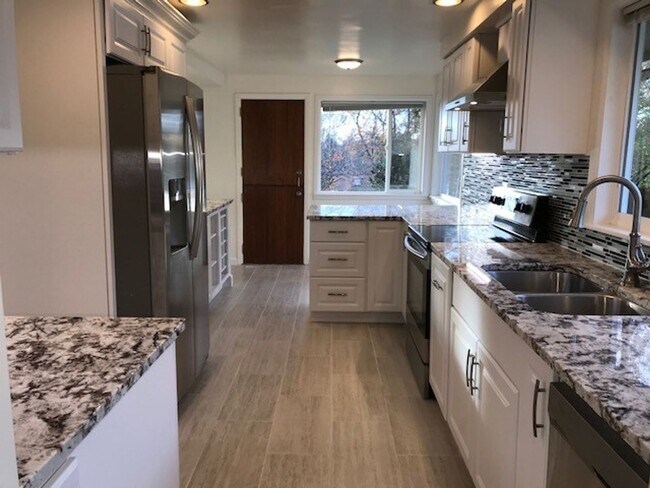Foto del edificio - Pre-leasing-Beautiful Bryant Large Remodel...
