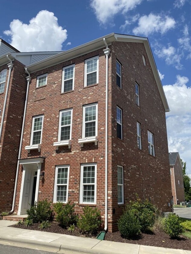 Foto principal - Beautiful Brick 3 Story, 3 Bedroom Townhom...