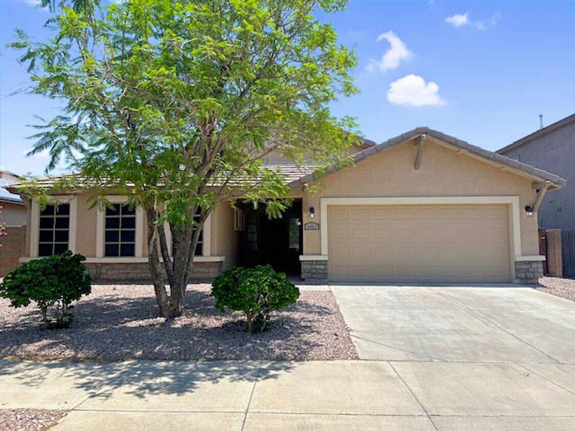 Primary Photo - Solar makes this 4bedroom Goodyear home a ...