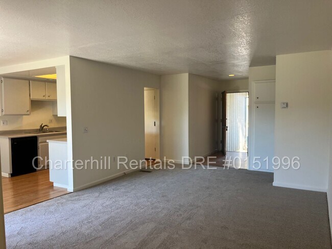 Foto del edificio - Larkfield -spacious single level with attached one car garage - backs to the old Wikiup Golf Course!