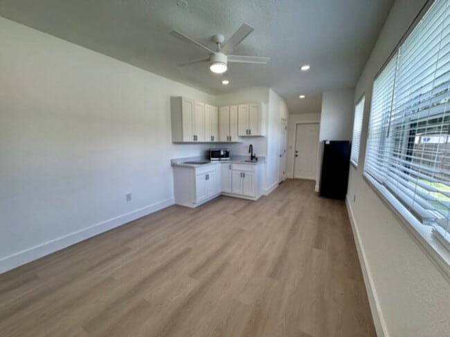 Building Photo - Beautiful Renovated Studio with All Utilit...