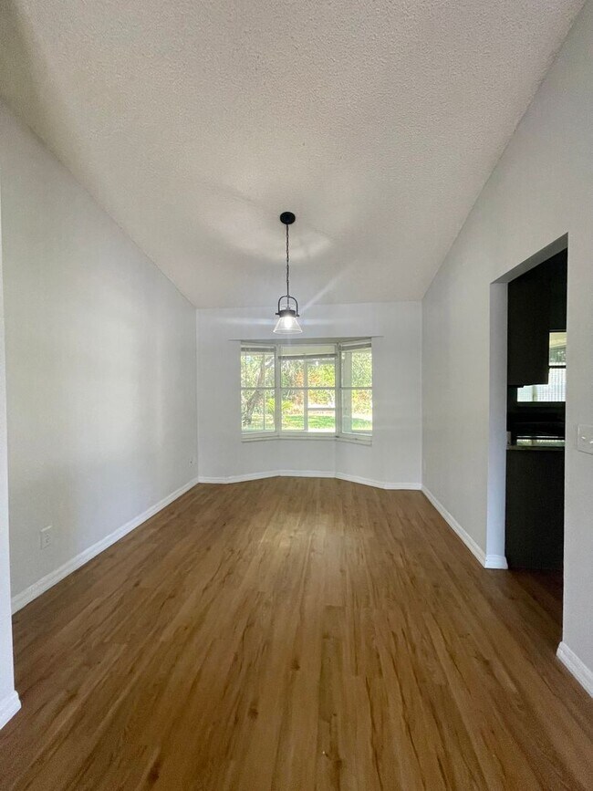 Building Photo - 1098 Seagate Dr W