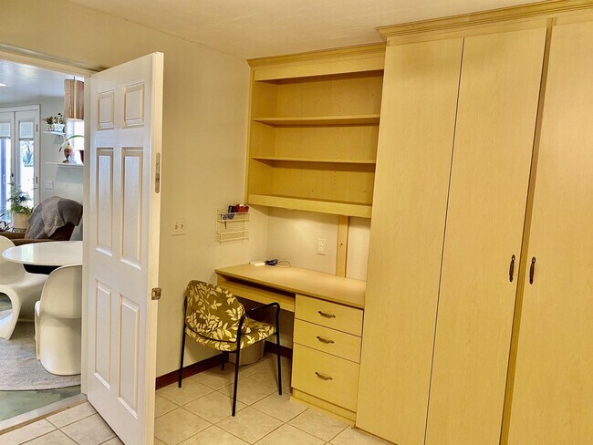 Building Photo - 905 Cashman Dr