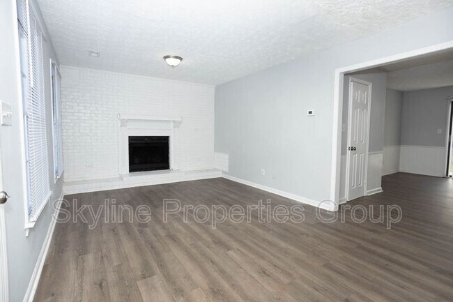 Foto del edificio - 121-133 Toby Springs Ln