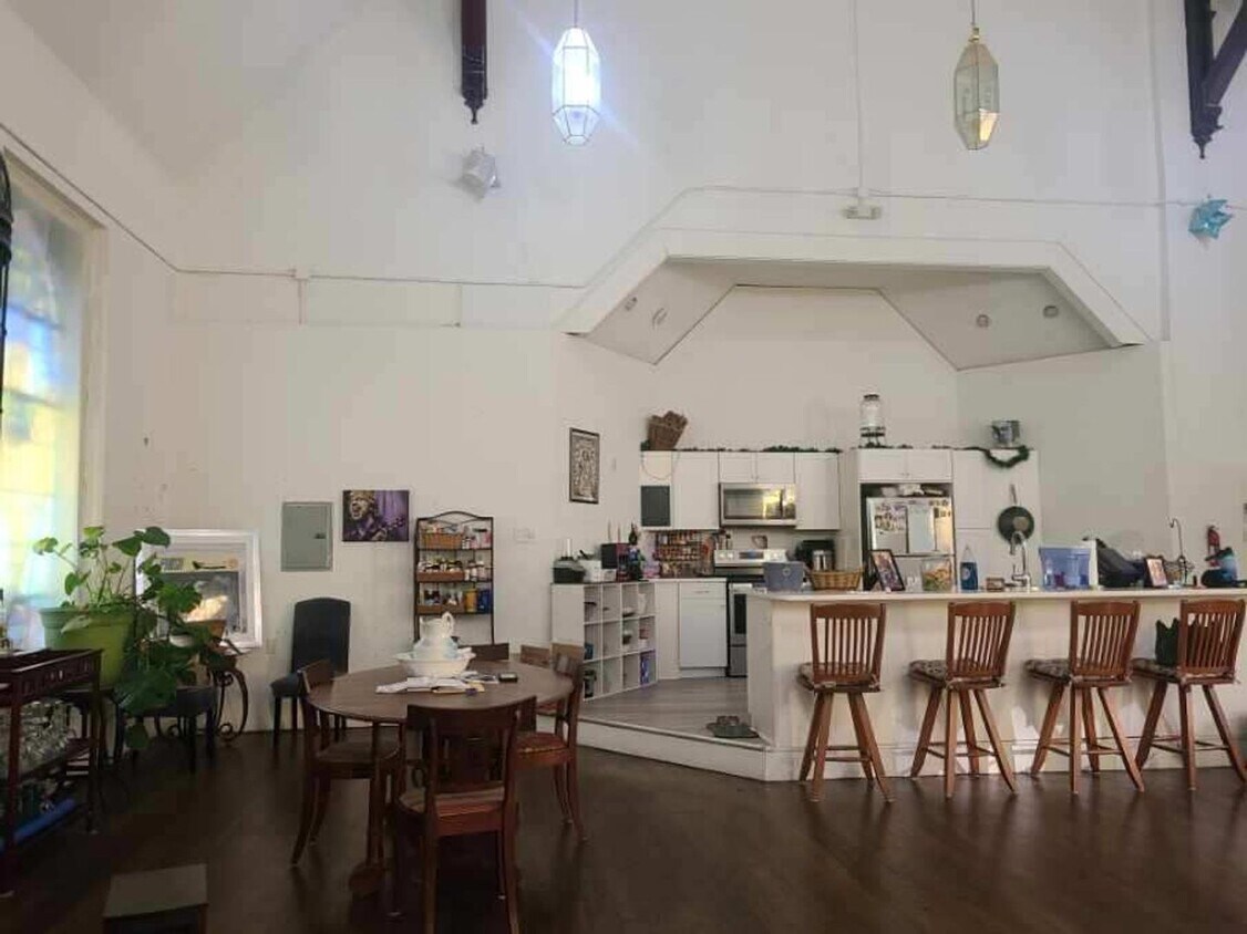 Foto del edificio - Large Home with Tons of Character in Hatfi...