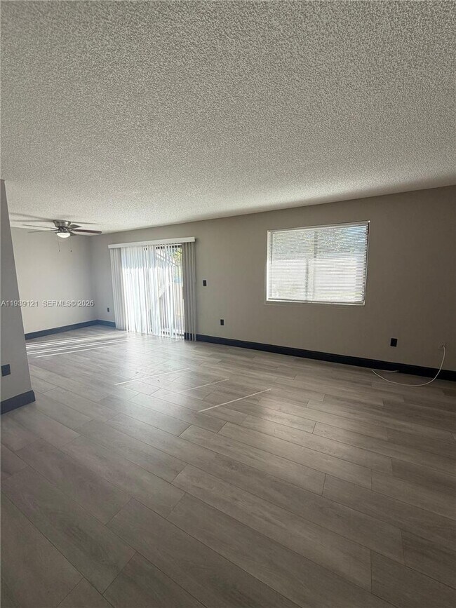 Foto del edificio - 8452 Coral Lake Way