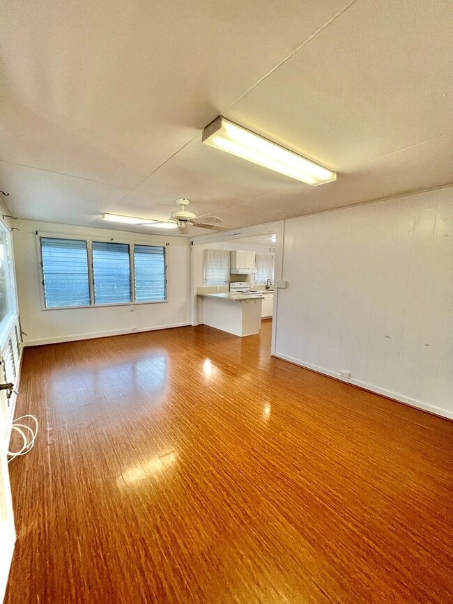 Building Photo - Bright and Breezy Manoa Living. Spacious 3...