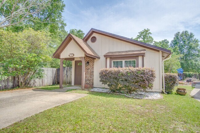 Foto del edificio - North Pensacola 3BR/2BA Home Near UWF Featuring Vaulted Ceilings & Privacy-Fenced Backyard