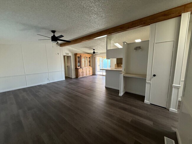 Foto del edificio - Large Remodeled Doublewide with 2 Car Garage.