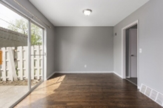 Foto del edificio - 423 W 87 Pl