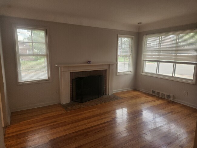 Real fireplace - 15677 Eastwood St