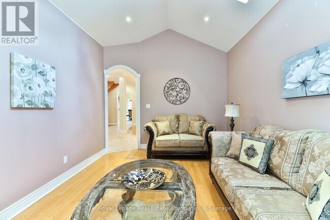 Photo du bâtiment - 38 Eaglewood Blvd