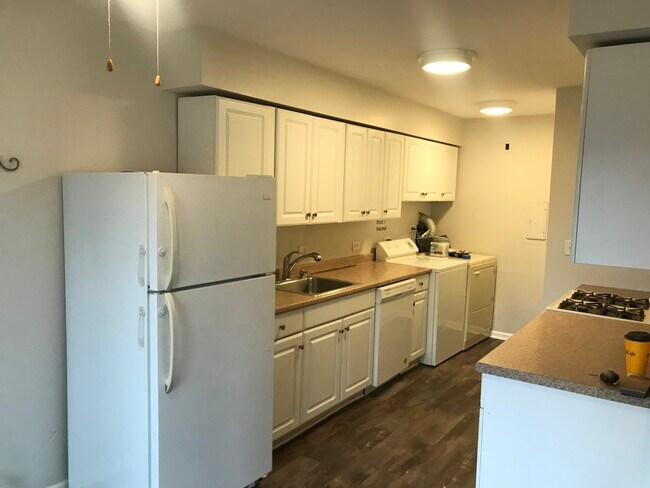 Building Photo - 1349 Kingsbury Dr