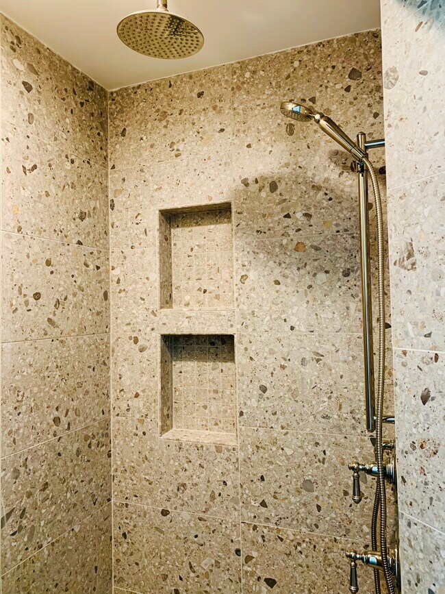 Baño - 619 N Windsor Blvd