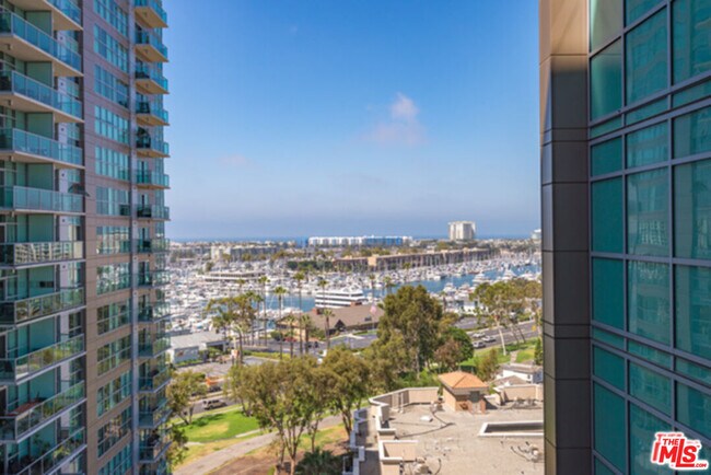 Foto del edificio - 13700 Marina Pointe Dr