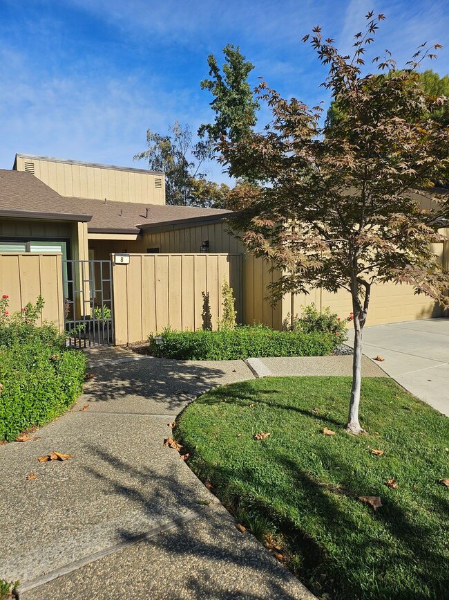 Building Photo - 2 BEDROOM 2 BATH WITH LARGE DEN IN THE BEA...