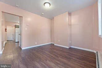 Building Photo - 1725 Roberts Ave