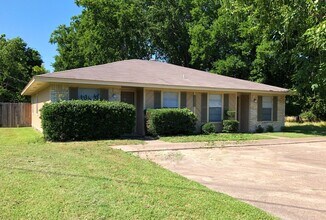 Building Photo - 3615 Comanche St