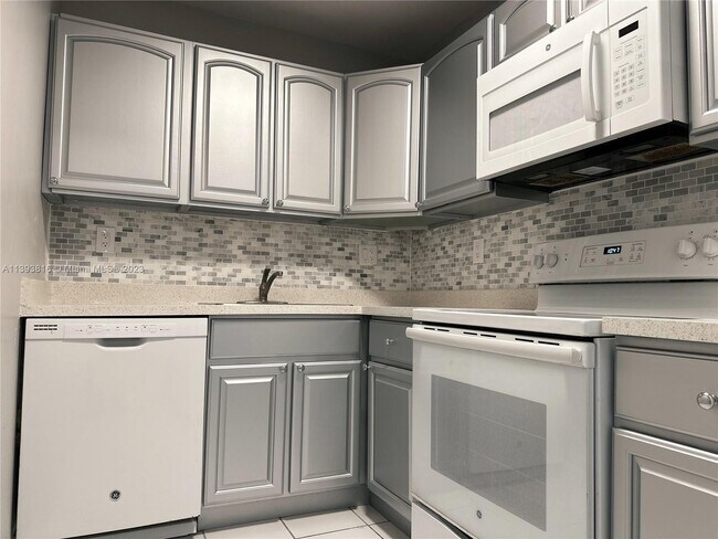 Building Photo - 405 S Pine Island Rd