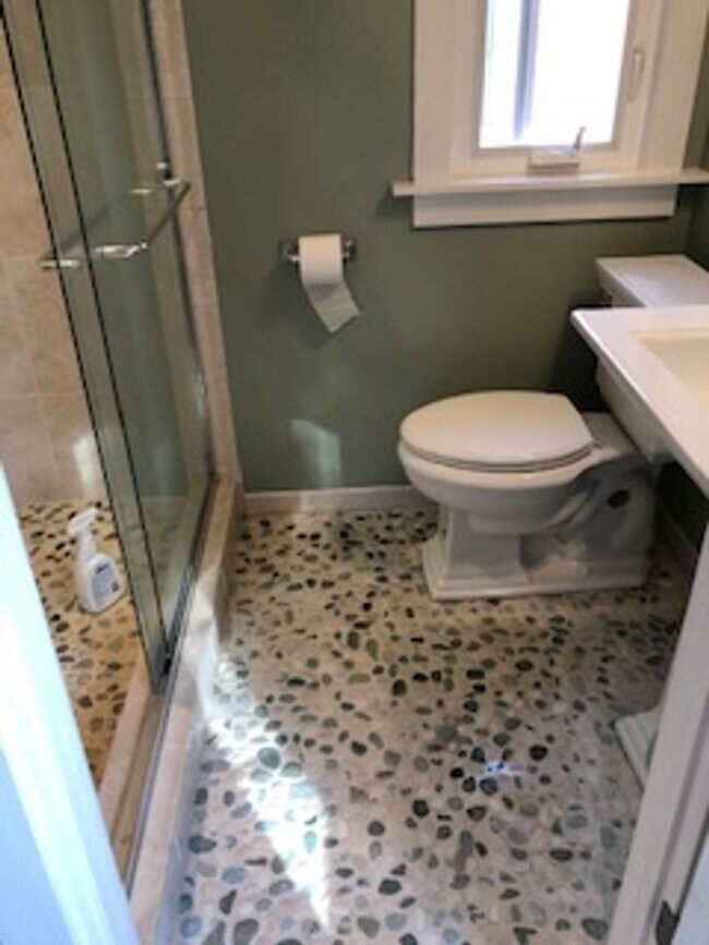 Foto del edificio - Waterfront Three Bedroom Two and a Half Bath