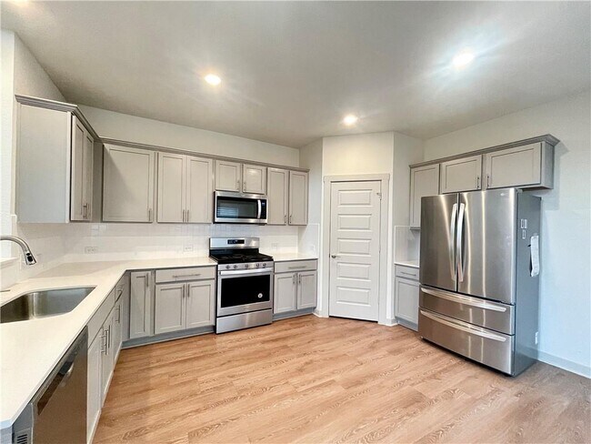 Foto del edificio - 10800 Meris Ln