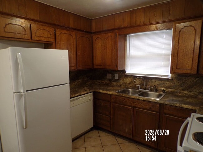 Building Photo - Centrally located home close to Ft. Sill,