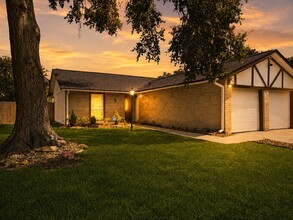 Building Photo - 19930 Burle Oak Dr