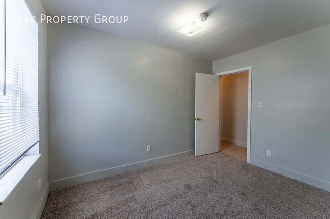 Building Photo - MOVE IN NOW! Located in Weinland Park, jus...