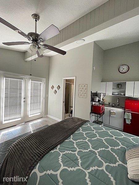 Foto del edificio - 7029 Holiday Hill Ct