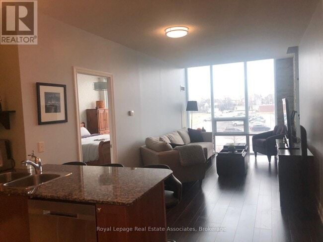Photo du bâtiment - 3525-3525 Kariya Dr