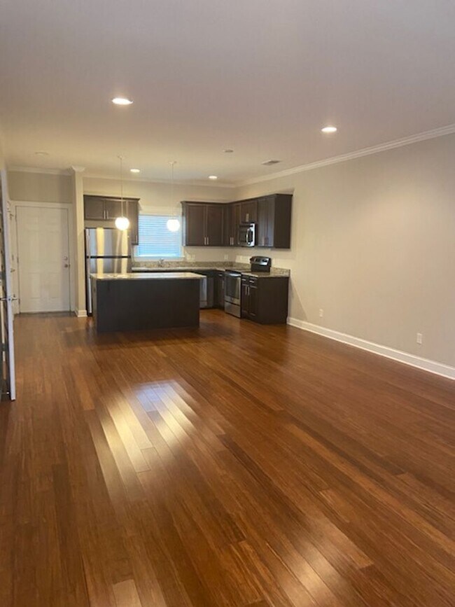 Foto del edificio - Stunning 3 bed/2.5 bath townhouse with Gated Parking and Energy Efficiency