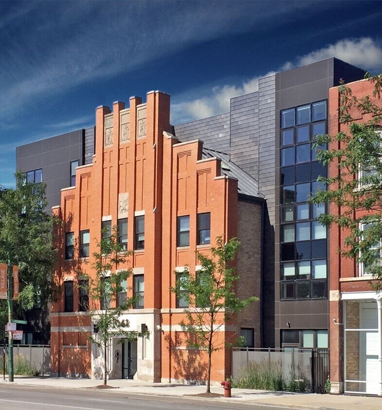 Primary Photo - 1062 N Ashland Ave