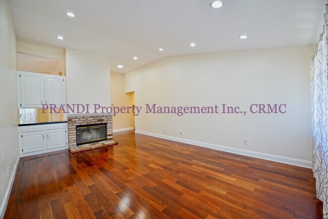 Foto del edificio - Modern Ranch Style Home on Corner Lot with Large Backyard