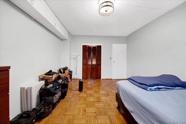 Building Photo - 6 Fordham Hill Oval