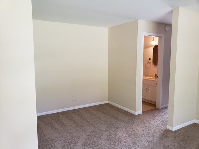Building Photo - 12810 Hill Dr