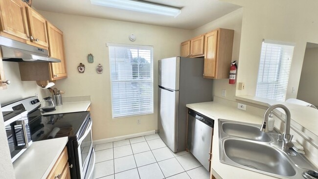 Building Photo - 9005 Lee Vista Blvd