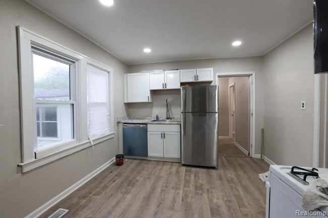 Building Photo - 353 W Bernhard Ave