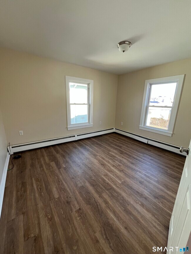 Building Photo - 400 S Main St