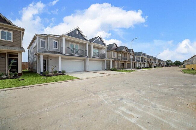Building Photo - 16531 Oasis Glade Dr