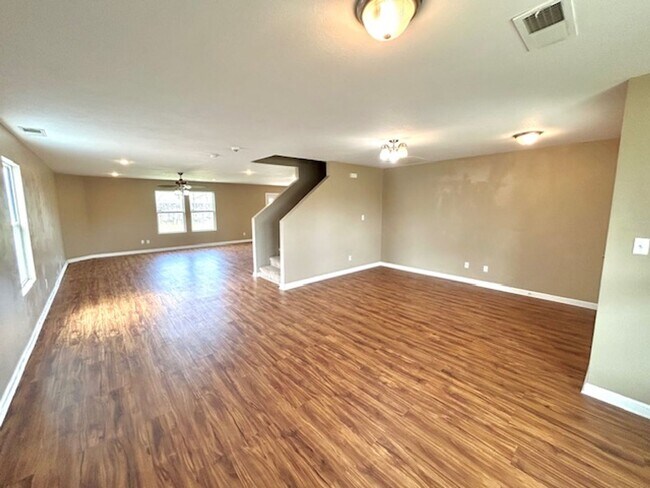 Foto del edificio - Move In Ready!-Charming 3 -bedroom Home with a move in special-$300 off first month's rent.
