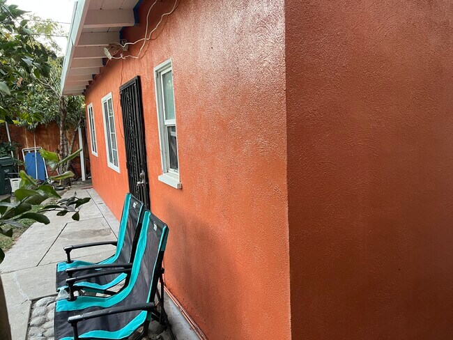 Side view - 11010 Duncan Ave