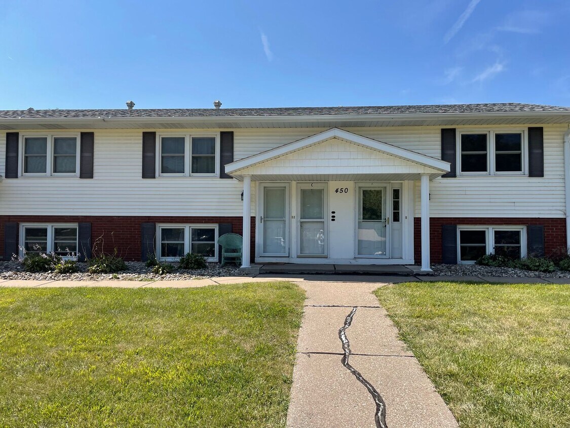 Foto principal - 2 Bedroom, 1 Bath Townhouse in LeClaire, IA