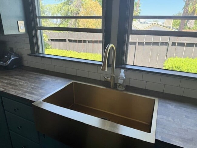 Building Photo - Furnished 3 Bedroom Downtown Home On Corne...