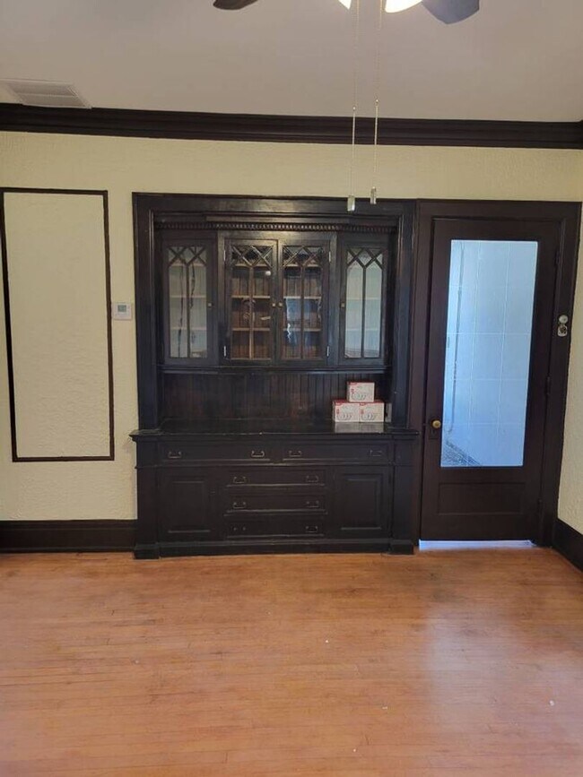 Foto del edificio - Newly Renovated 3-Bedroom Upper Flat Near ...